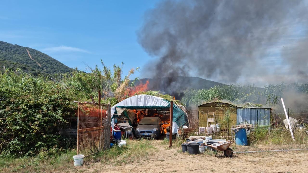 Incendio a Castiglione, paura per il vento forte
