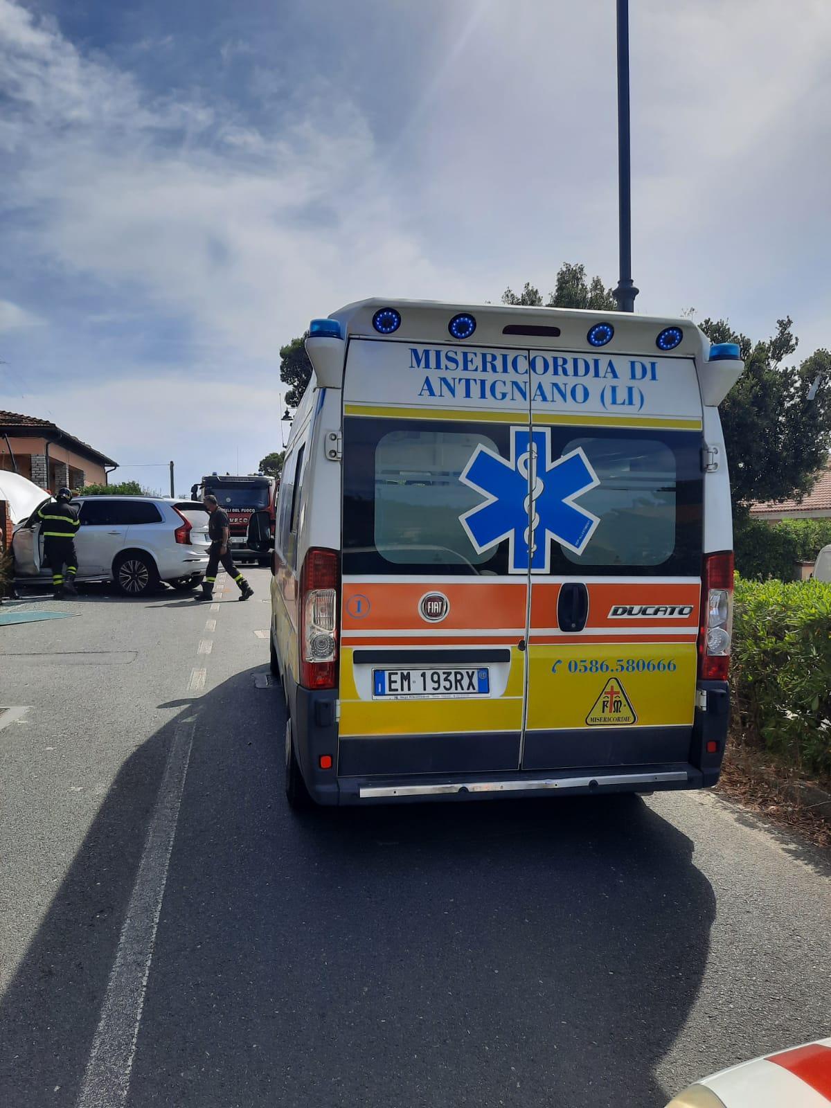 I soccorsi di Misericordia di Antignano e vigili del fuoco