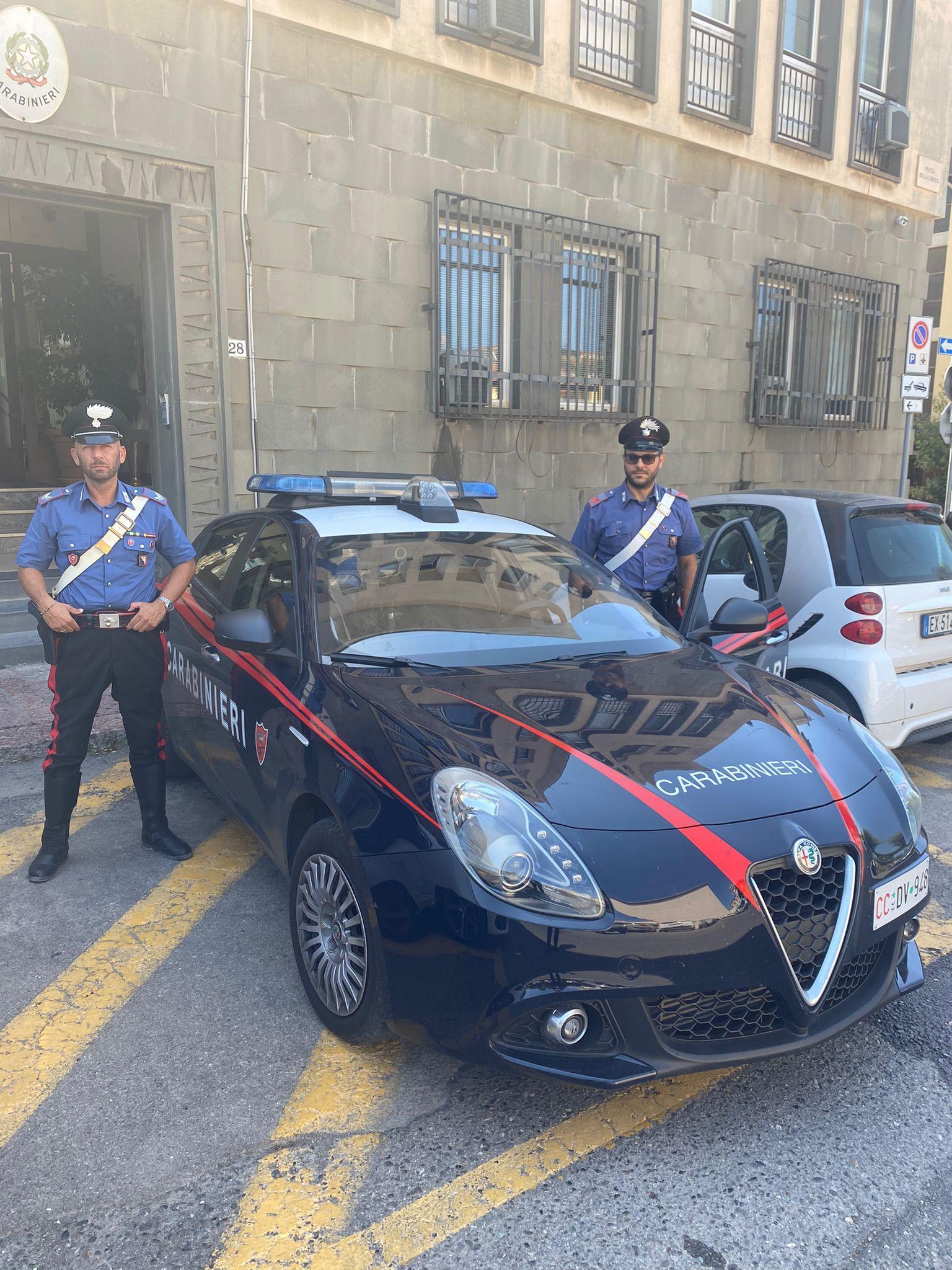 Due carabinieri fuori dalla caserma di Cecina