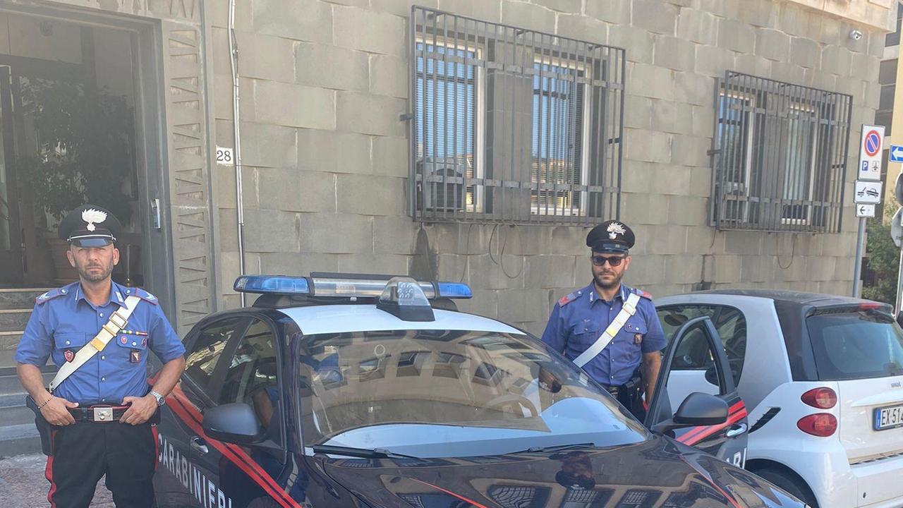 Due carabinieri fuori dalla caserma di Cecina