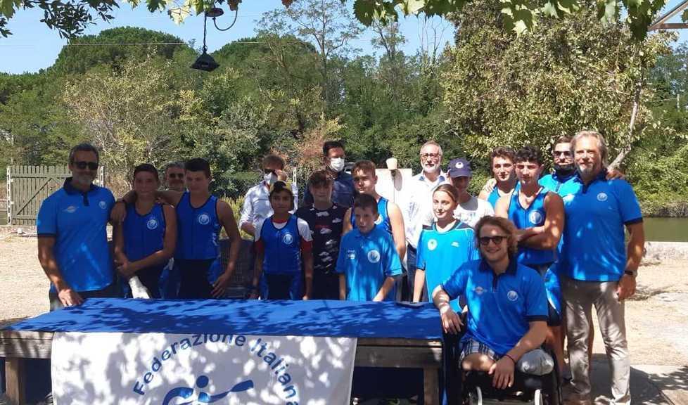 Gli atleti dell'Unione canoisti livornesi con Christian e Roberto Volpi