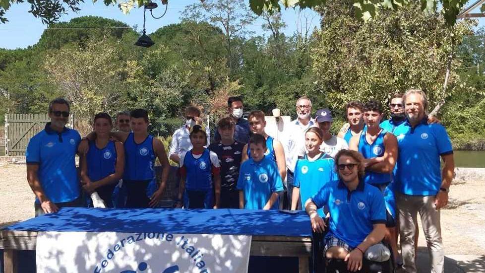 Gli atleti dell'Unione canoisti livornesi con Christian e Roberto Volpi