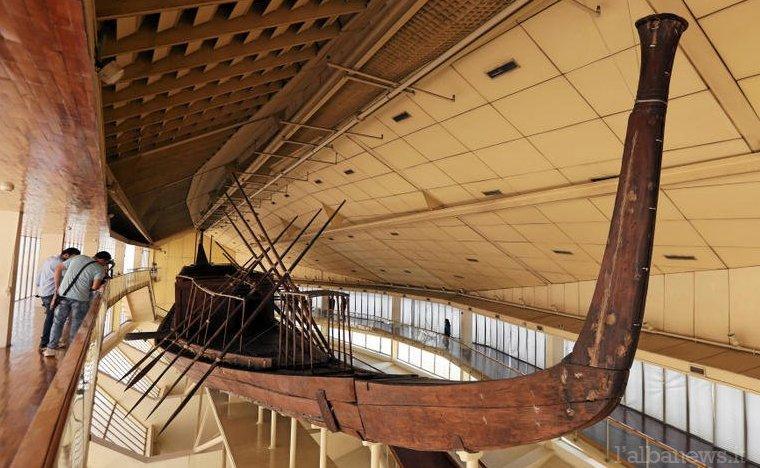 Con un’operazione show spostata nel nuovo museo la “barca solare” di Cheope 