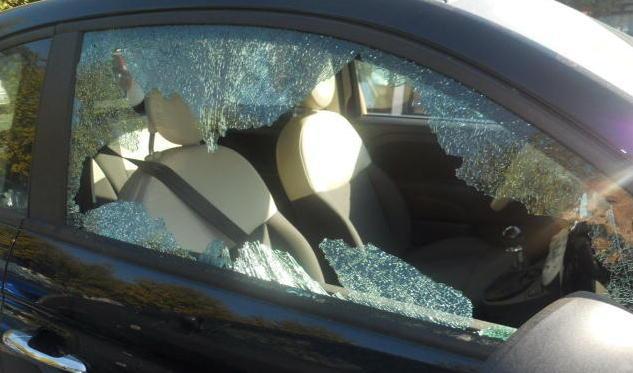 Rompono il vetro dell’auto e fanno sparire un borsello Secondo caso in due giorni 