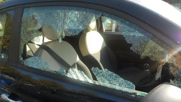 Rompono il vetro dell’auto e fanno sparire un borsello Secondo caso in due giorni