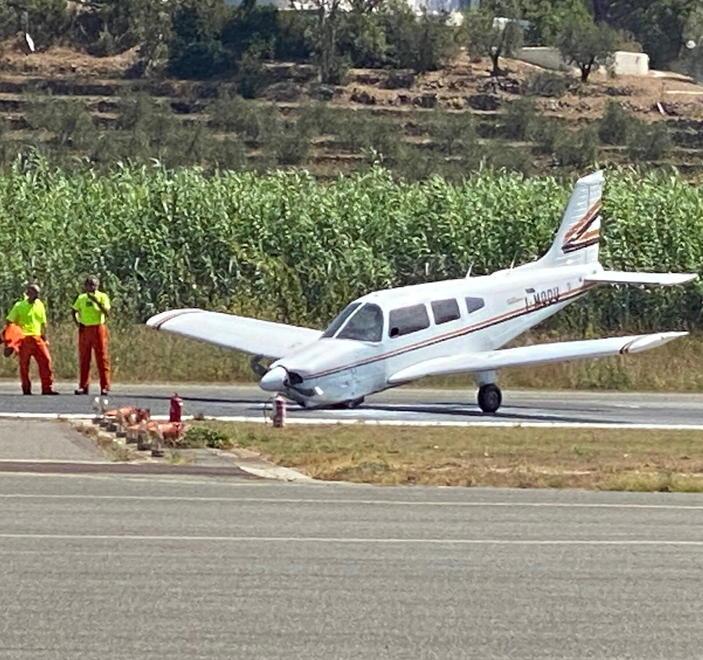 Atterraggio difficile per un monomotore Momenti di paura ma illesi quattro turisti 