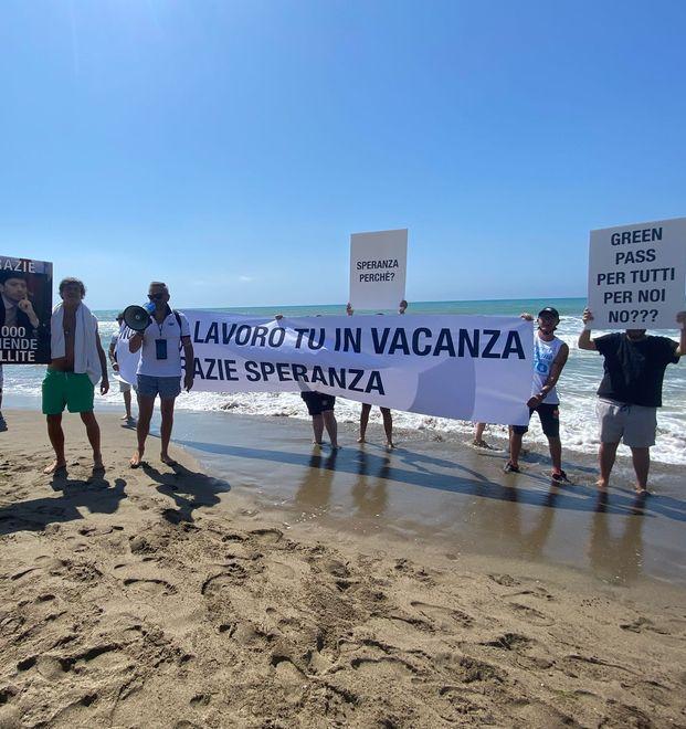 Il mondo della notte contesta Speranza in spiaggia 
