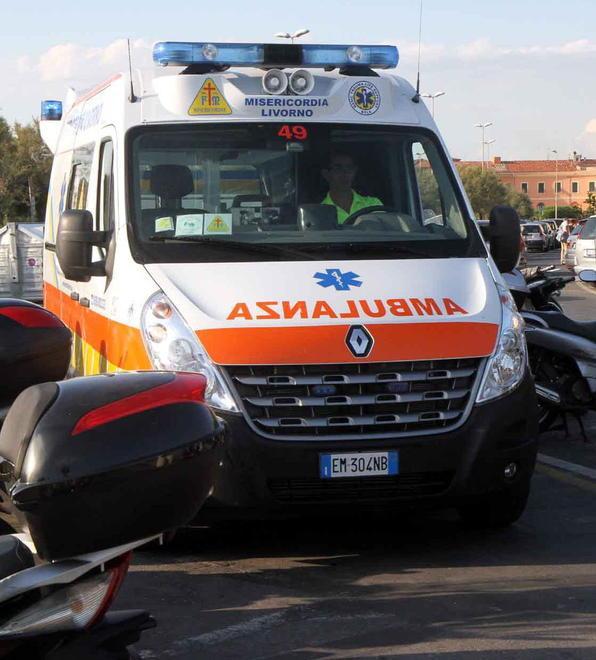 Nella scarpata con la moto Grave livornese di 73 anni 