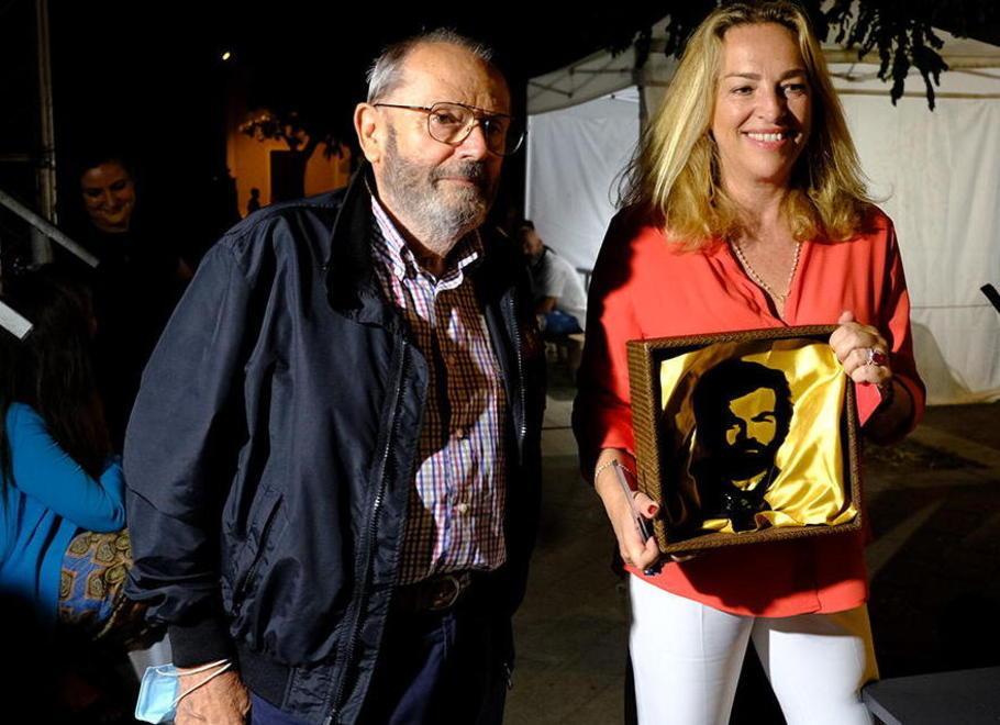 A Cecina l’artista del metallo dona un ritratto di Bud Spencer alla figlia dell’attore 