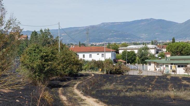 Auto bruciate e case evacuate paura per l’incendio a Catena