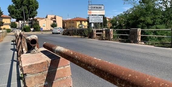 Ponte sull’Elsa quasi fatiscente e la manutenzione è un mistero 