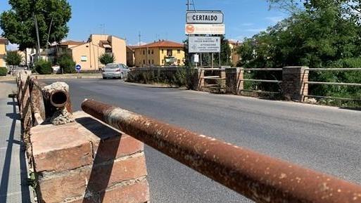 Ponte sull’Elsa quasi fatiscente e la manutenzione è un mistero