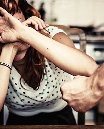 Lei lo respinge, lui la aggredisce Nei guai il compagno violento 