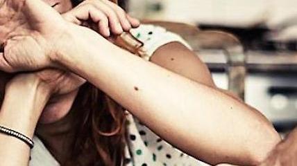 Lei lo respinge, lui la aggredisce Nei guai il compagno violento