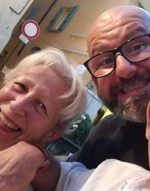 Dopo trentacinque anni rivede la sua maestra grazie a una vecchia amica