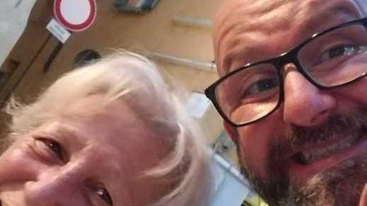 Dopo trentacinque anni rivede la sua maestra grazie a una vecchia amica