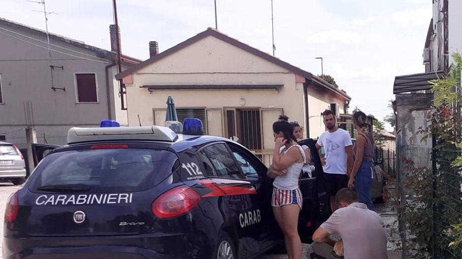 Donna travolta da una motocicletta mentre attraversa la strada a piedi