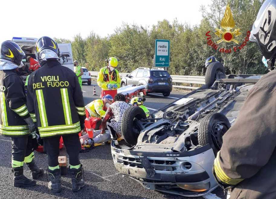 Cinque reggiani nell’auto capovolta sull’A1 