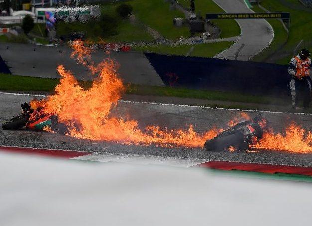 Incidente e fiamme poco dopo il via Scontro tra le moto di Savadori e Pedrosa Frattura al malleolo per il pilota Aprilia