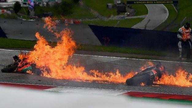 Incidente e fiamme poco dopo il via Scontro tra le moto di Savadori e Pedrosa Frattura al malleolo per il pilota Aprilia