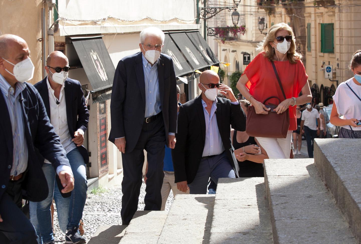 Il presidente tra la gente: strette di mano e saluti 