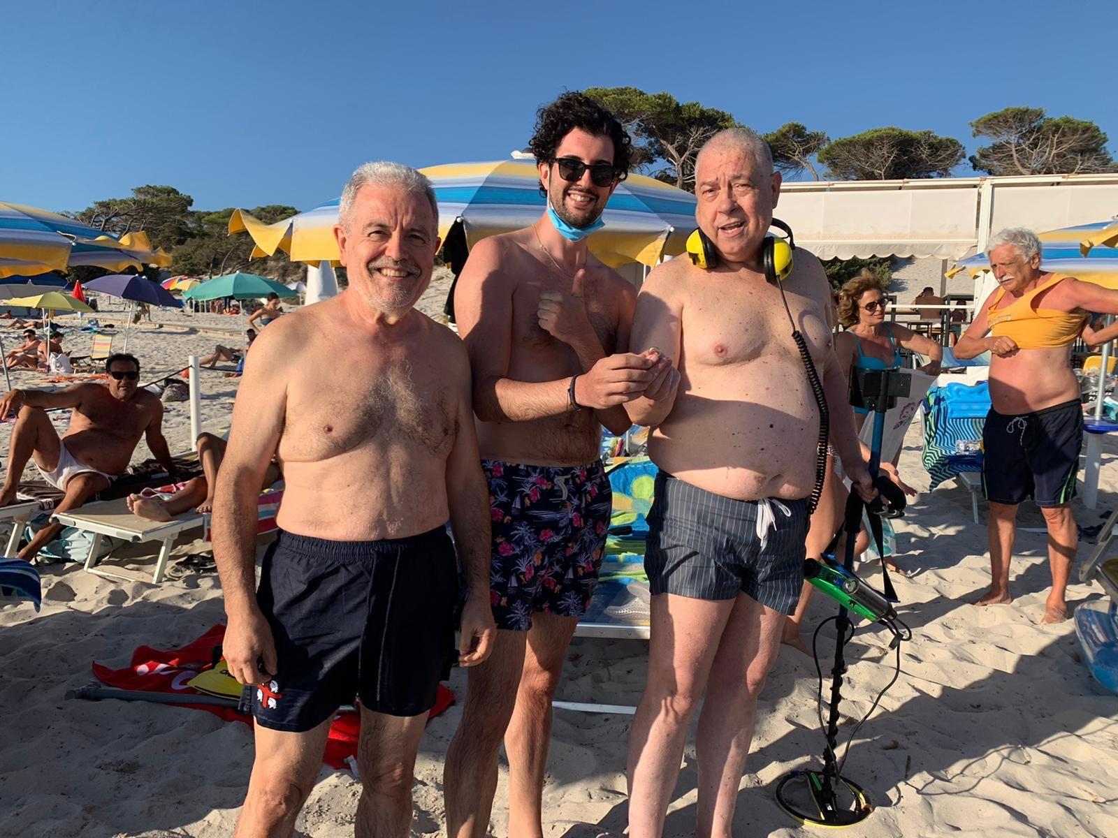 Sassari, gioielli persi al mare? C’è chi li ritrova 