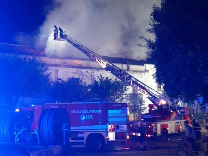 Notte di paura a Oristano, in fiamme un appartamento: in salvo una famiglia