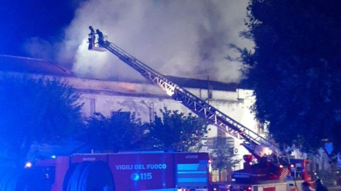 Notte di paura a Oristano, in fiamme un appartamento: in salvo una famiglia