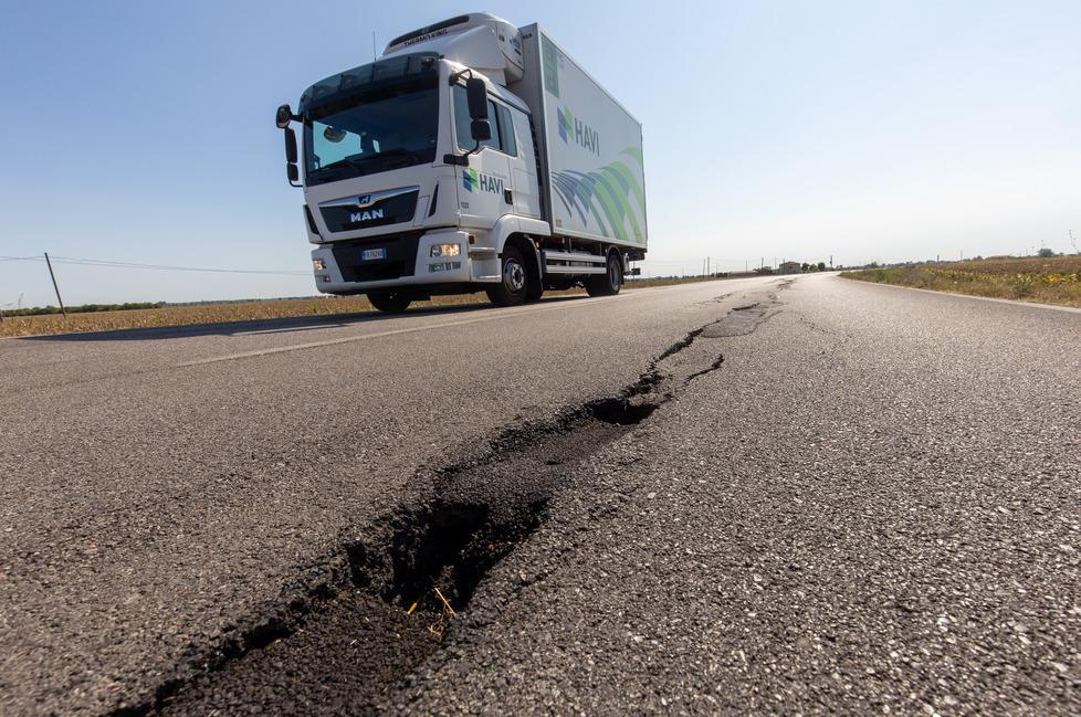 Da Mirabello a Casumaro la strada è pericolosa. I residenti: «Qui nessuno fa niente» 