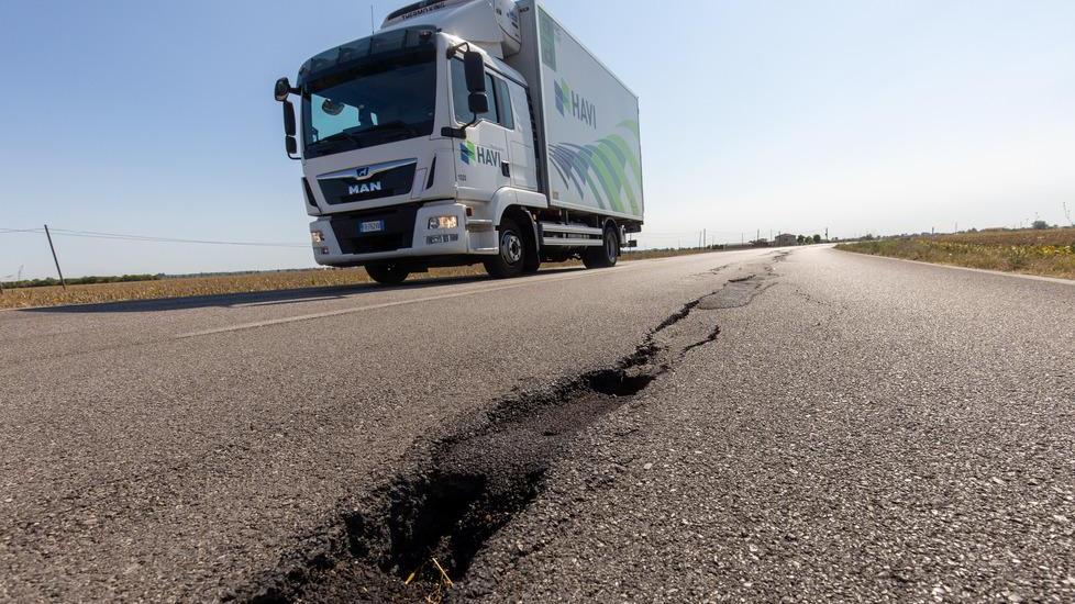 Da Mirabello a Casumaro la strada è pericolosa. I residenti: «Qui nessuno fa niente»