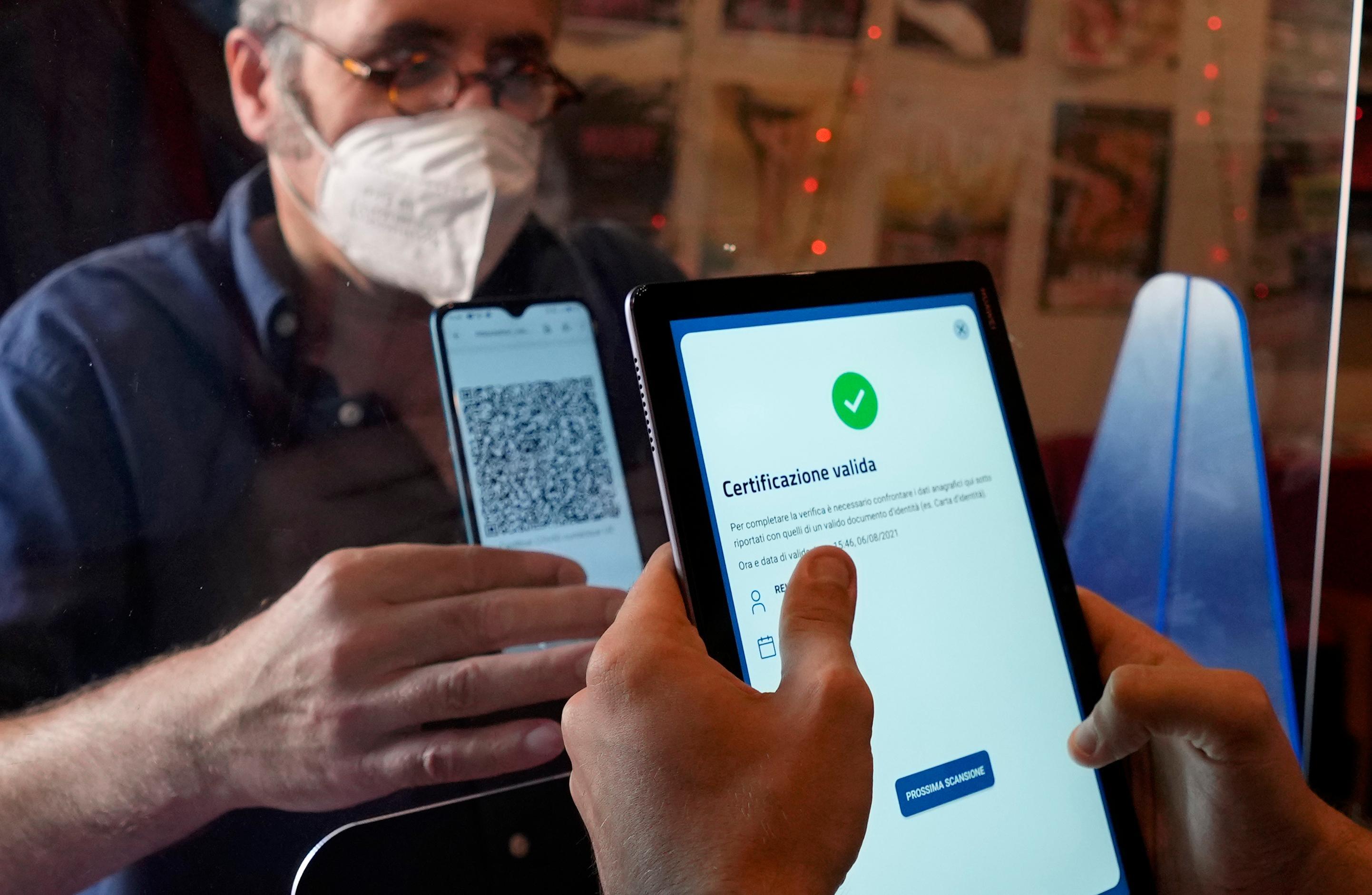 Traffico di green pass falsi, chiusi 32 canali Telegram: fra gli indagati due minori. Acquirenti nei guai