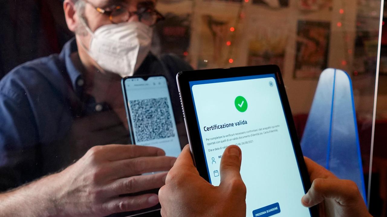 Traffico di green pass falsi, chiusi 32 canali Telegram: fra gli indagati due minori. Acquirenti nei guai