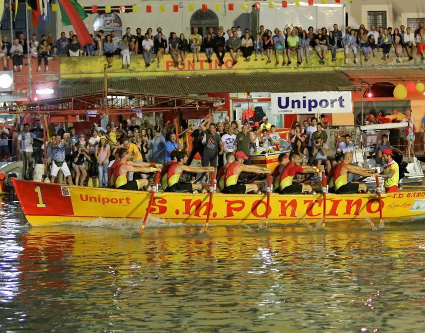 Il passaggio del gozzo del Pontino San Marco davanti alla cantina giallorossa, dove è dislocato l’arrivo e la partenza della Coppa Barontini, durante l’edizione 2018