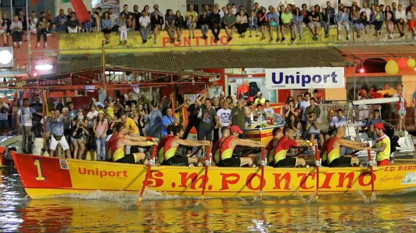 Il passaggio del gozzo del Pontino San Marco davanti alla cantina giallorossa, dove è dislocato l’arrivo e la partenza della Coppa Barontini, durante l’edizione 2018