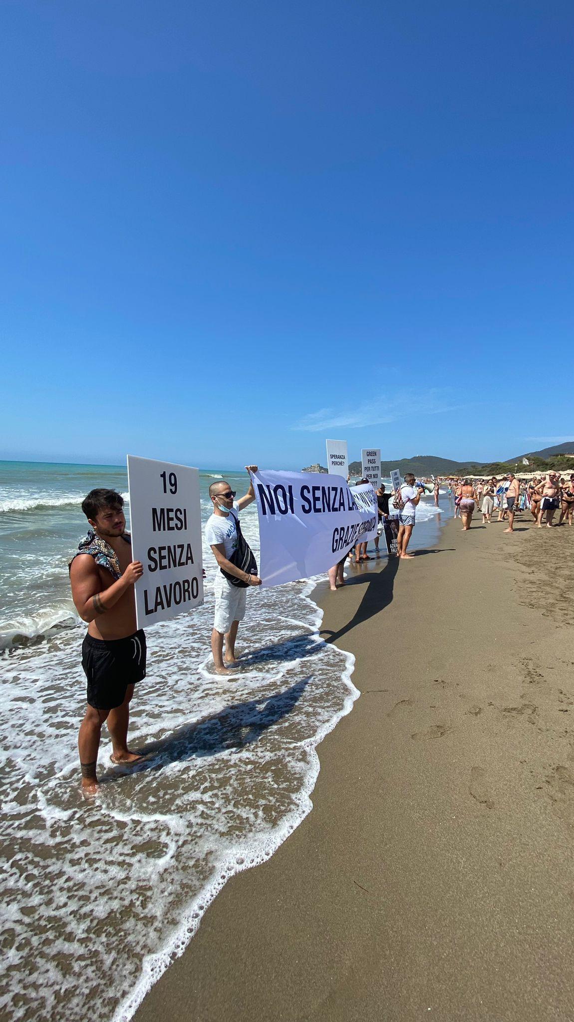 La manifestazione di domenica mattina sulla spiaggia del resort