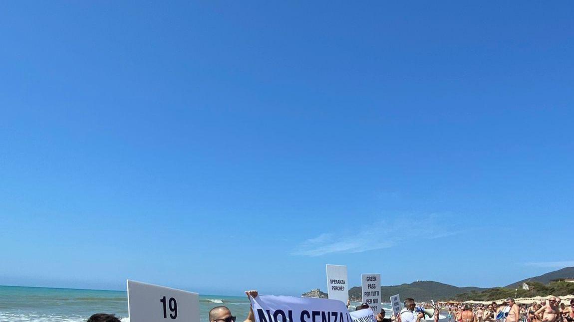 La manifestazione di domenica mattina sulla spiaggia del resort