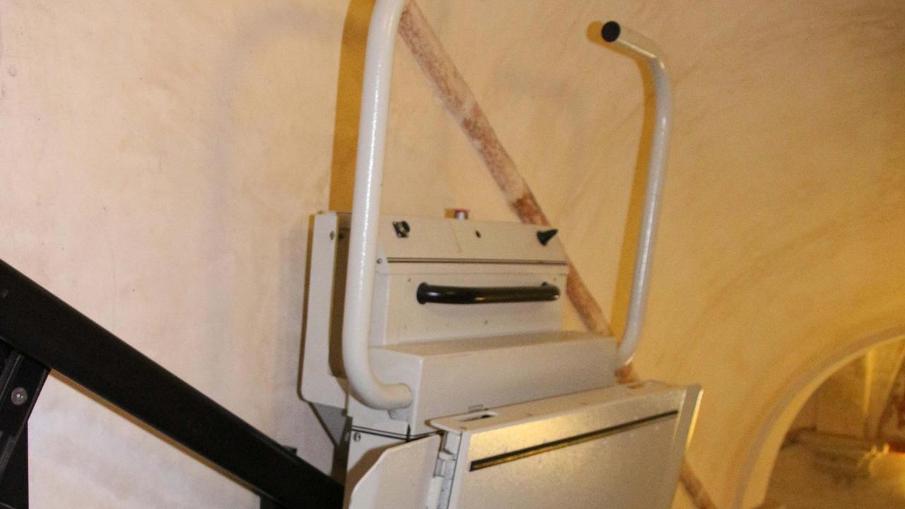 Un montascale come quello che la famiglia piombinese chiede di installare