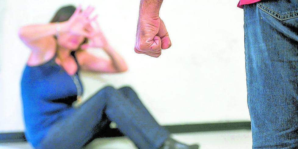 Picchia e costringe la moglie a prostituirsi procacciandole i clienti sui siti di incontri 