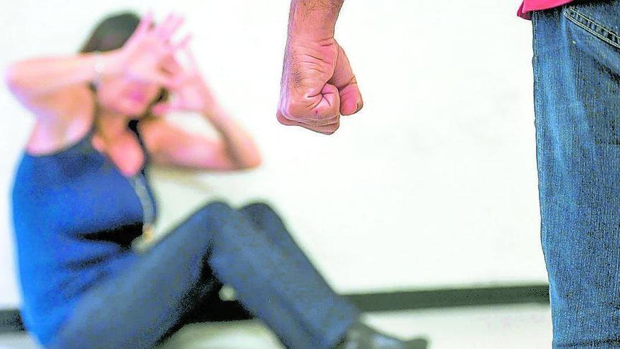Picchia e costringe la moglie a prostituirsi procacciandole i clienti sui siti di incontri