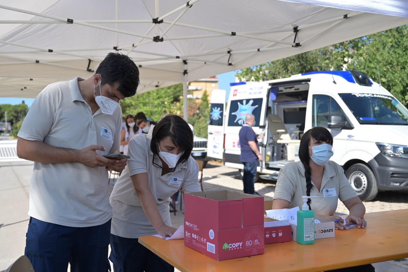 Una foto scattata durante una delle tappe maremmane del progetto "Vaccini in spiaggia"