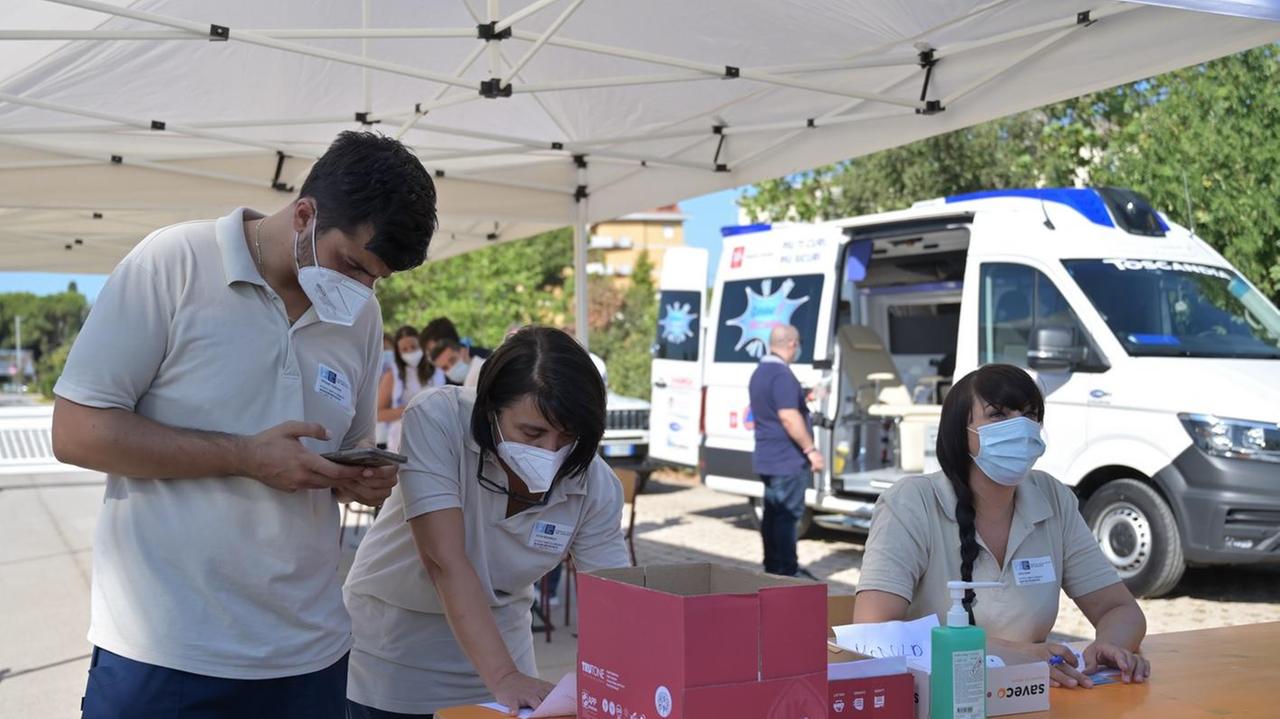 Una foto scattata durante una delle tappe maremmane del progetto "Vaccini in spiaggia"