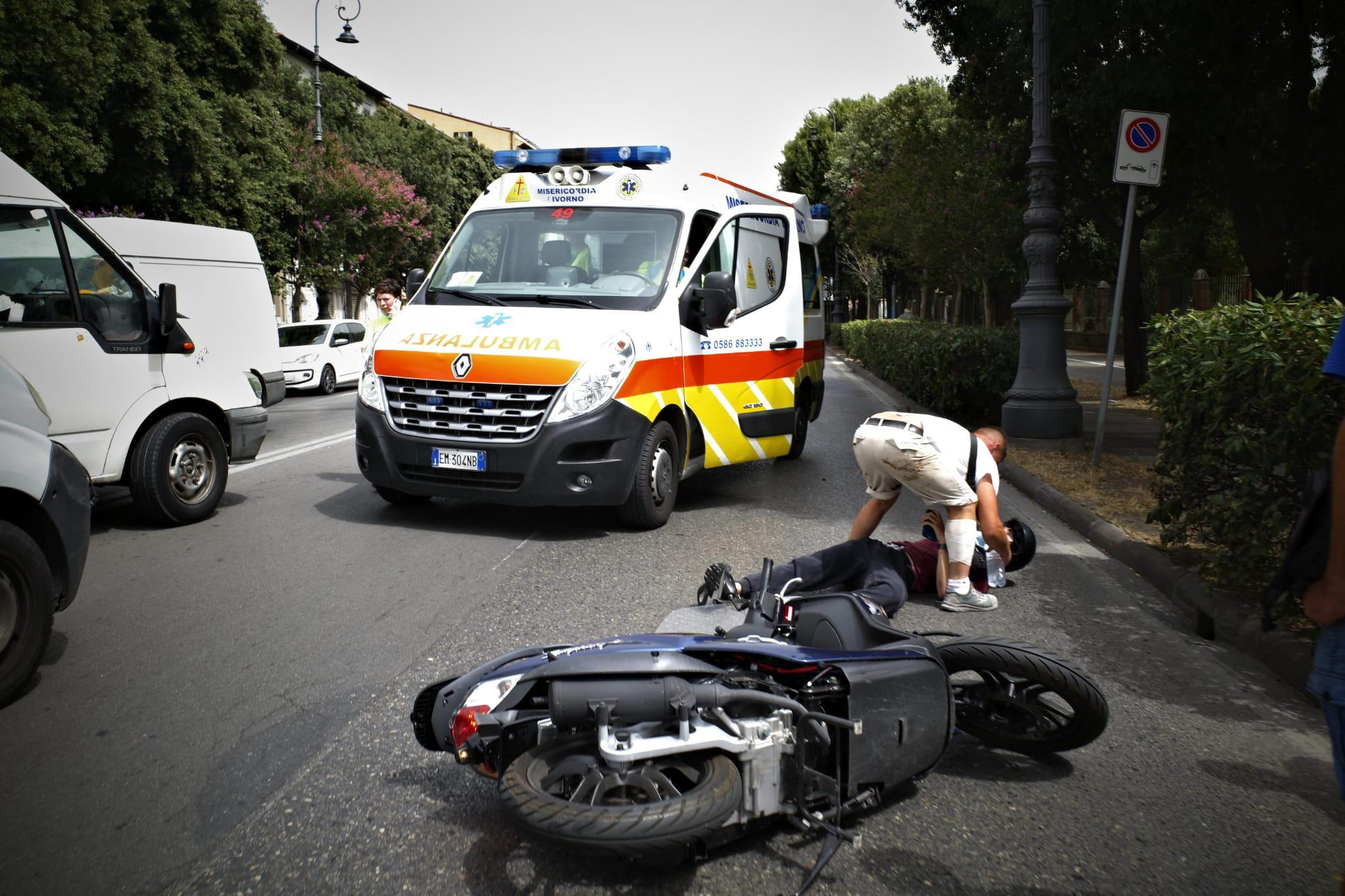Pedone travolto nello scontro tra furgone e scooter in viale Carducci 
