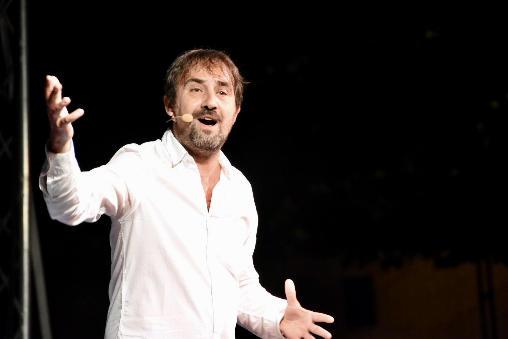 Michele Crestacci, livornese, ha 49 anni: oltre che in teatro, ha recitato con Paolo Virzì ne “La prima cosa bella”