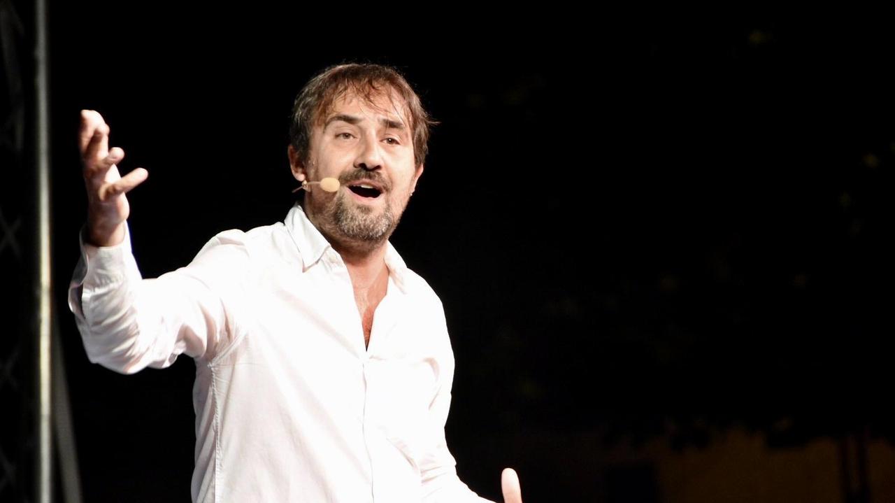 Michele Crestacci, livornese, ha 49 anni: oltre che in teatro, ha recitato con Paolo Virzì ne “La prima cosa bella”