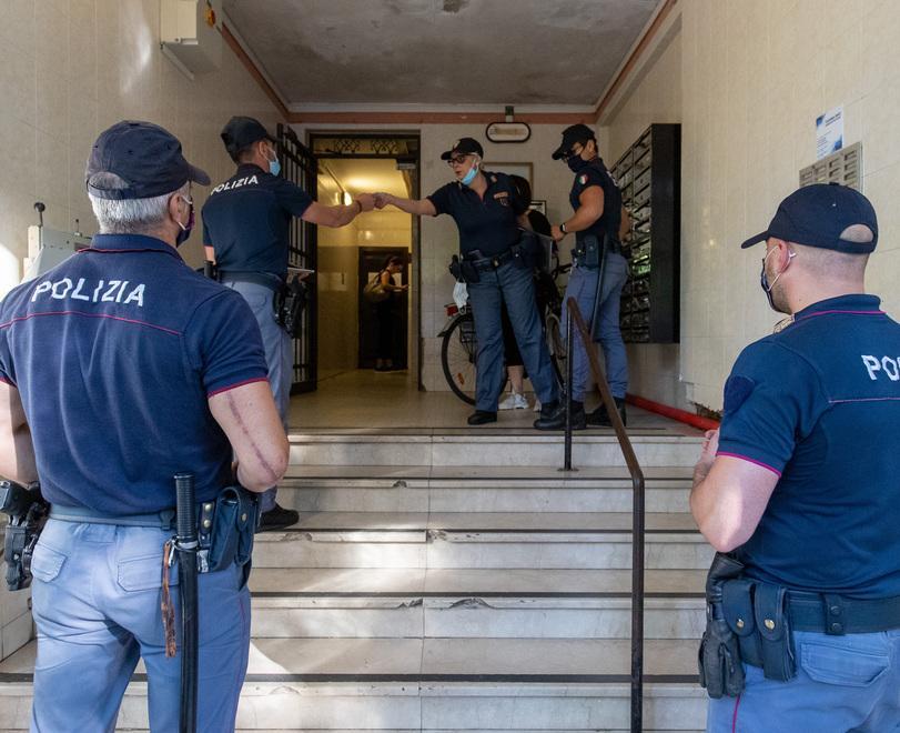 Ferrara, bivacchi al Grattacielo. All’ultimo piano affittavano pianerottoli 