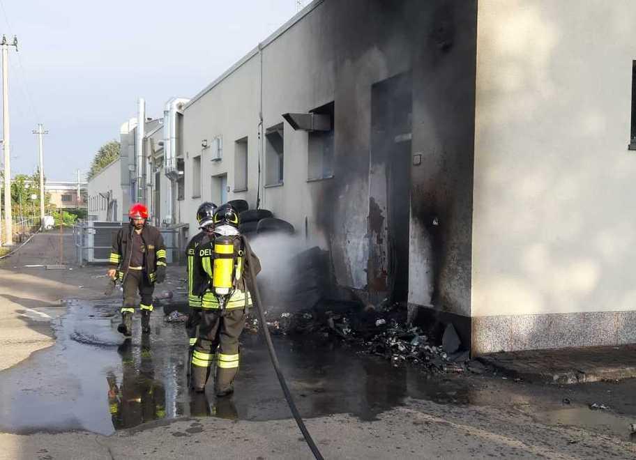 Fumo ed esplosioni, allarme in via Gramsci 