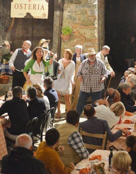 Tovaglia a quadri sul tavolo e poi cibo e storie