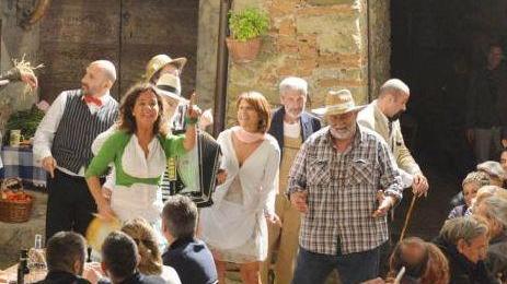 Tovaglia a quadri sul tavolo e poi cibo e storie