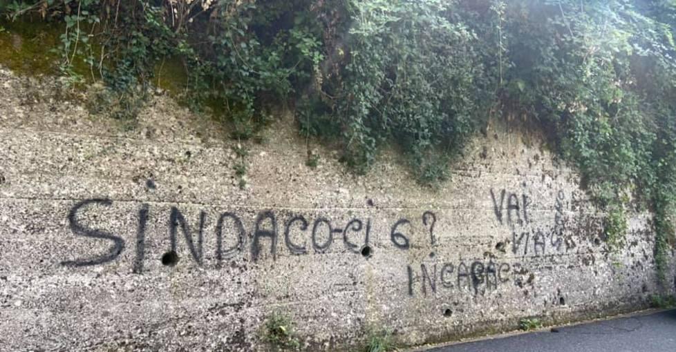 Scritte offensive sul muro e una svastica Il sindaco fa denuncia: «Atto intollerabile»