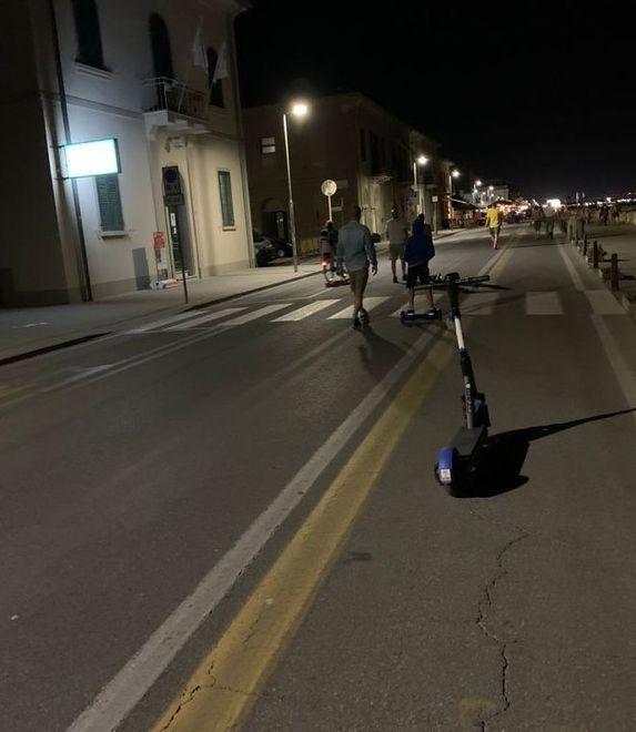 Monopattino lasciato in mezzo alla ciclabile